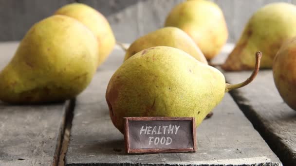 Makanan sehat - tag dengan tulisan dan buah pir di atas meja pedesaan — Stok Video