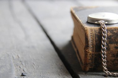 Kütüphane fikir, ahşap masa, kitap fotoğraf arka plan için bulanık