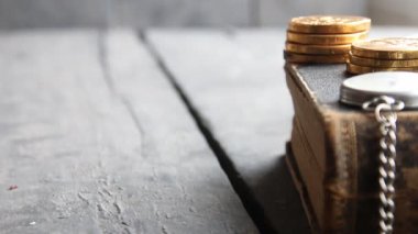 Öğrenim ücretleri fikir, ahşap masa ve para retro kitap