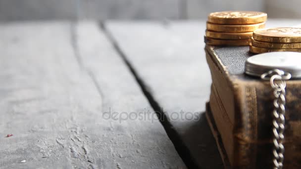 Идея оплаты обучения, ретро-книга на деревянном столе и деньги — стоковое видео
