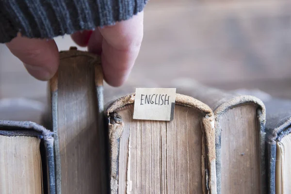 Het leren van Engels concept, tag en vintage boeken, zachte focus. Toned. — Stockfoto