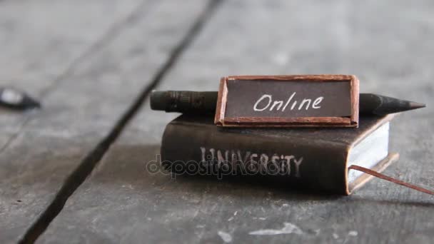 Online idea università, composizione su tavola vintage — Video Stock