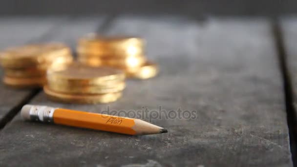 Affärsplan eller planering koncept. Penna med text och gyllene mynt. Sammansättning på vintage bord. — Stockvideo