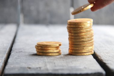 Altın tutan işadamı el