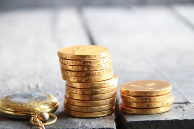 İş veya bankacılık kavramı. Altın sikke yığını.