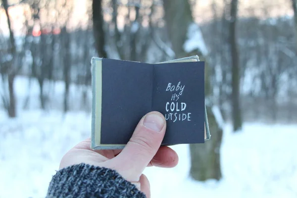 Frost idé. Baby dess kallt ute. Vinter semester bokstäver på boken. — Stockfoto