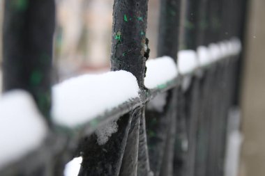 Kış parkta metal ızgara.