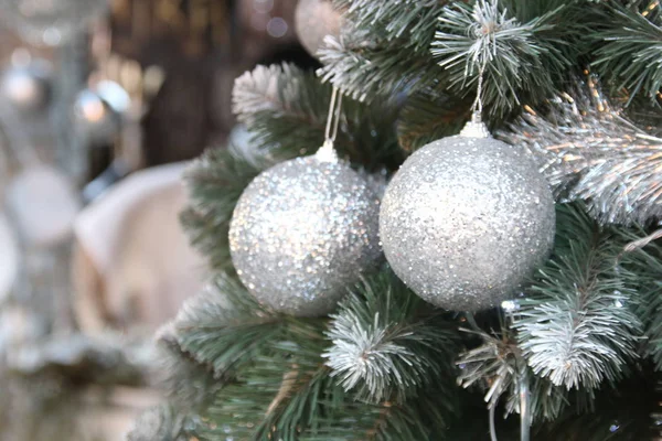 Dekoracje na święta i nowy rok. Srebrne kulki Boże Narodzenie na gałęzi drzewa — Zdjęcie stockowe