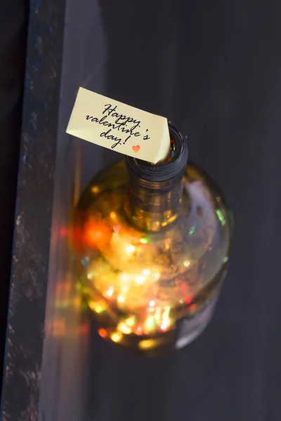 Feliz día de San Valentín etiqueta y botella con luces — Foto de Stock