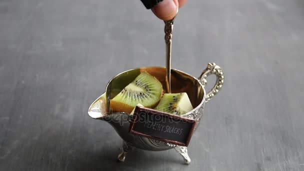 Nyttiga snacks retro etikett och frukt i ett silver skål. Hälsosam frukost. — Stockvideo