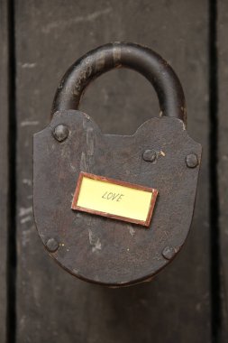 sarı etiket ve vintage asma kilit, Sevgililer günü veya kart düğün seviyorum
