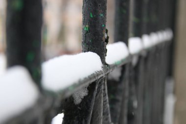 Kış parkta metal ızgara.