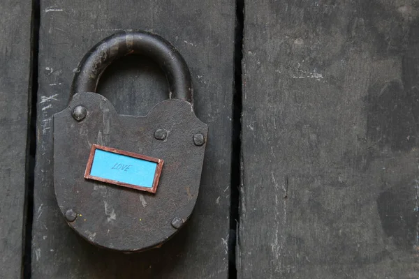 Hou van tekst en oude hangslot, Valentijnsdag of bruiloft kaart — Stockfoto