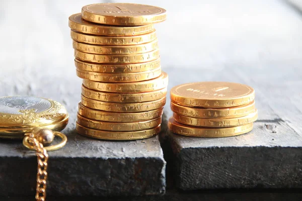 Stapels van gouden munten. Zaken of Financiën concept. — Stockfoto