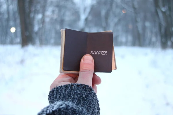 Discover idea, traveler holds a book in his hand with the inscription — Stock Photo, Image