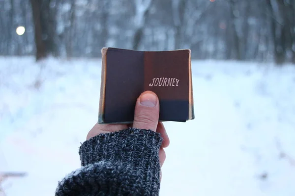 Resa idé, traveler håller en bok i sin hand med inskriptionen — Stockfoto