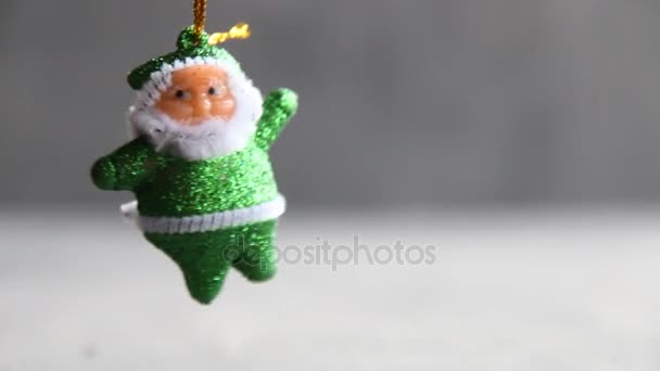 Santa Claus verde, sobre un fondo gris con espacio para copiar — Vídeo de stock