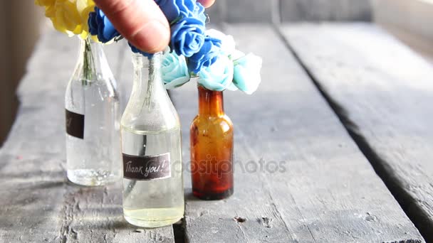 Gracias etiqueta vintage y flores en las botellas decorativas — Vídeos de Stock