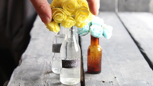Etiqueta Gracias retro y bonitas flores en las botellas decorativas — Vídeo de stock