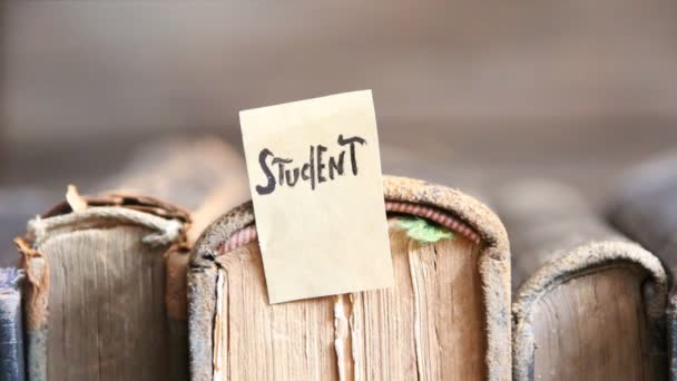 Idea studentesca, testo su etichetta e libri retrò — Video Stock