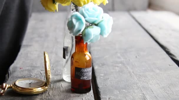 Feliz día de San Valentín etiqueta y flores en las botellas decorativas — Vídeo de stock