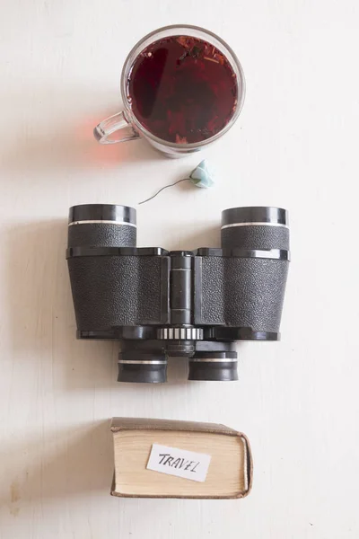 Resor text, retro kikare och en mugg te på bordet — Stockfoto