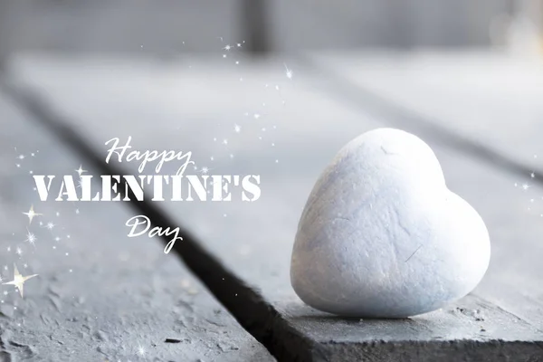 Coração em uma mesa de madeira e Feliz Valentine Daytext, estilo retro — Fotografia de Stock