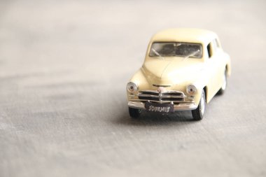 Eski model araba yolculuk kelime. Kopya alanı.