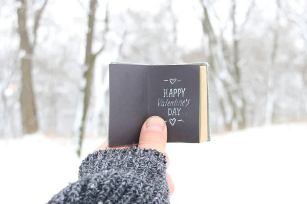 Glad Alla hjärtans dag - bok med inskription. Fokusera på finger. — Stockfoto