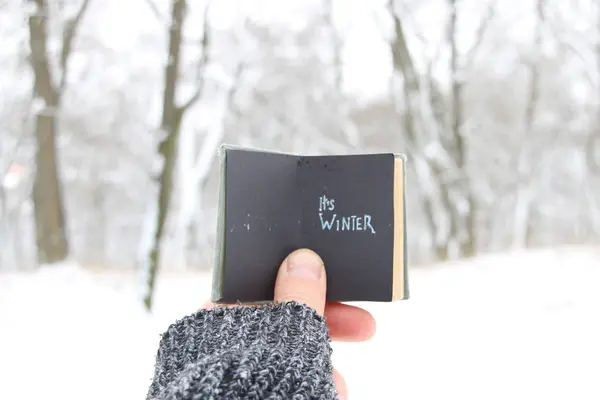 Dess vinter - bok med inskription. Fokusera på en tröja. — Stockfoto