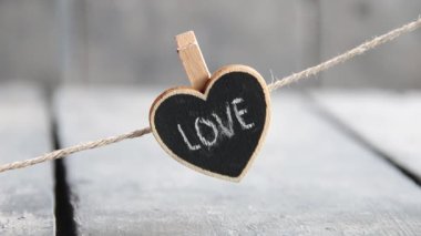 Aşk ya da Sevgililer günü kalp fikirle. Retro tarzı için bulanık fotoğraf.