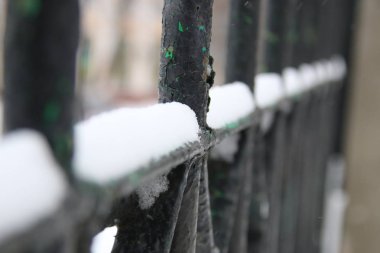 Kış parkta metal ızgara.