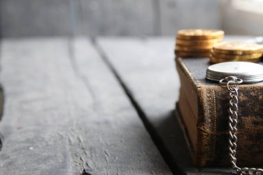 öğrenci kredi fikir, ahşap masa, eski retro kitap fotoğraf arka plan için bulanık