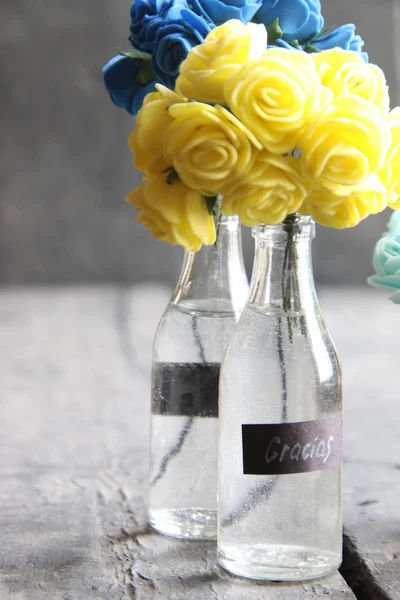 Gracias koncept, tack i spanska, tagg och blommor i en flaska — Stockfoto