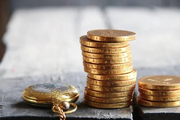 Idee van de Bank. Stapels van gouden munten. — Stockfoto