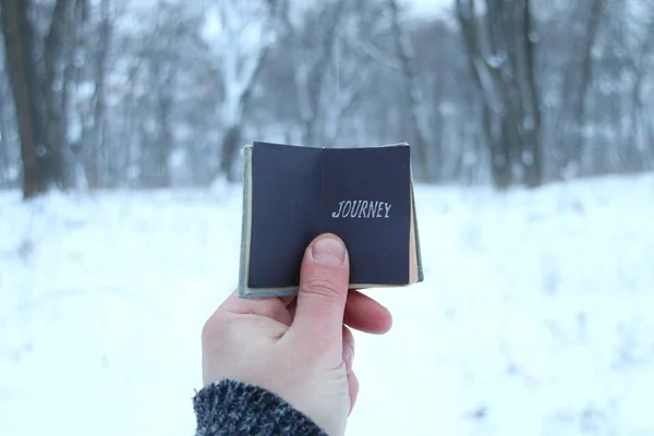 Resa idé. Traveler håller en bok i sin hand med inskriptionen — Stockfoto