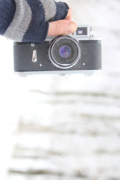 Viajero sosteniendo cámara retro —  Fotos de Stock