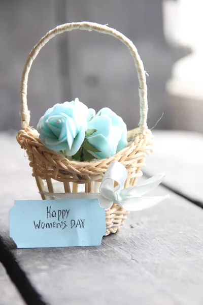 8 de marzo. Tarjeta de felicitación del Día Internacional de la Mujer con flores — Foto de Stock
