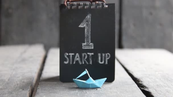 Start-up - Novo conceito de negócio, texto e barco de papel — Vídeo de Stock