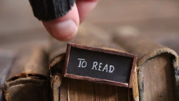 Boeken te lezen label, onderwijs idee, oude boeken — Stockvideo