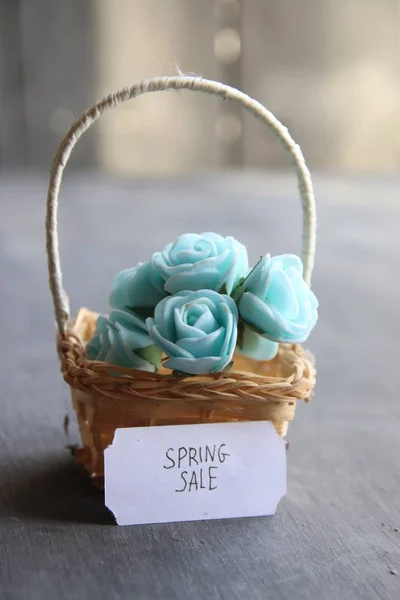 Texto de venda de primavera. Rústico ainda vida, rosas e tag . — Fotografia de Stock