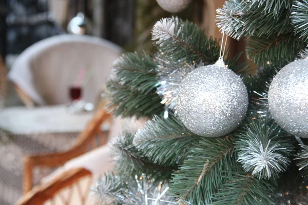 Decoraties voor Nieuwjaar en vakanties. Zilveren kerstballen op boomtakken — Stockfoto