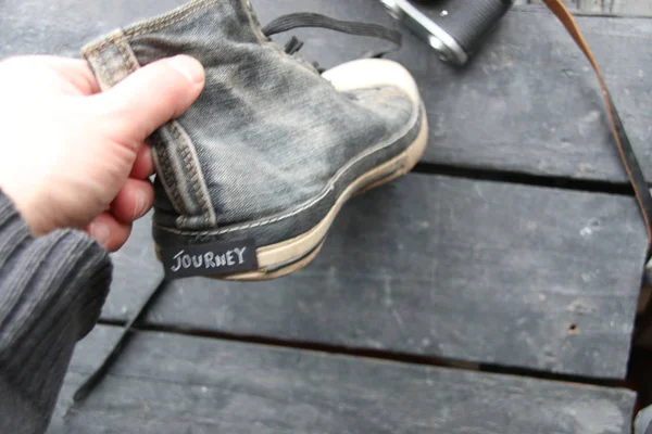 Reis label en vintage grijze sneaker schoenen — Stockfoto