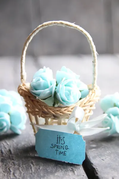 Seu conceito de Primavera Tempo, flores de primavera em uma pequena cesta — Fotografia de Stock