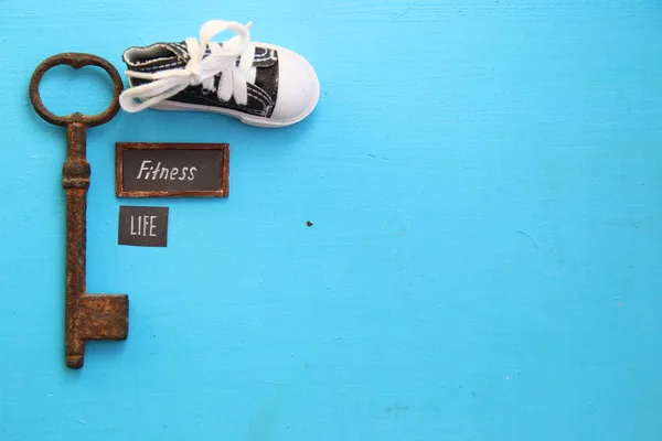 Fitness es vida, etiqueta y zapatillas —  Fotos de Stock