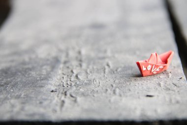 Love ya da fikir, bir kağıt tekne üzerinde yazıt, bulanık fotoğraf arka plan için çift evlilik,