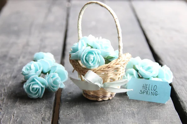 Olá etiqueta de primavera e flores em uma pequena cesta em um fundo vintage — Fotografia de Stock