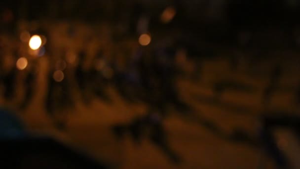 Demonstranten rellen, de torchlight processie, wazig — Stockvideo