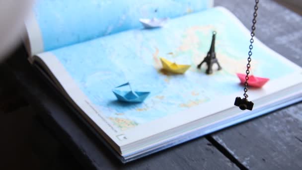 Planification d'une idée de visite ou de destination de voyage. Bateaux en papier sur la carte et la Tour Eiffel . — Video