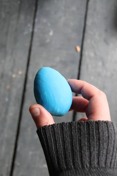 Рука держит пасхальное яйцо — стоковое фото